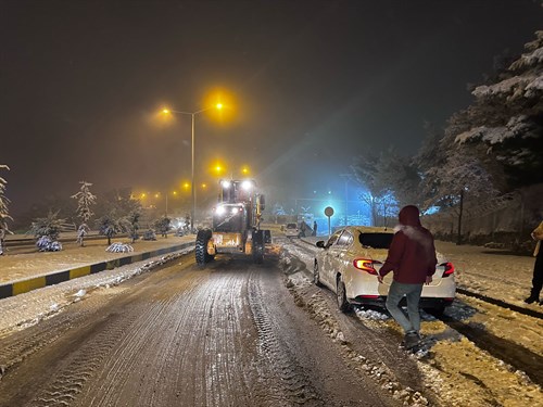 Mardin Büyükşehir Belediyesi gece boyunca karla mücadele için sahadaydı